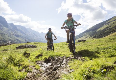 Si vous séjournez à Montafon, nous vous recommandons une excursion à vélo dans la vallée de Silbertal. Pour un séjour agréable en Autriche, l'hôtel Explorer à Gaschurn vous conviendra parfaitement.