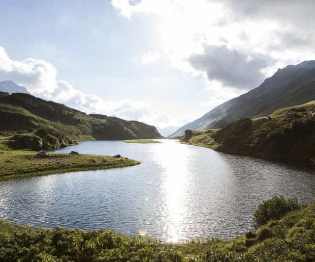 Maak tijdens uw vakantie een uitstapje naar de Langsee in Silbertal. Aan de Langsee, achter in het Silbertal, is de wereld nog in orde. Hier kom je helemaal tot rust.