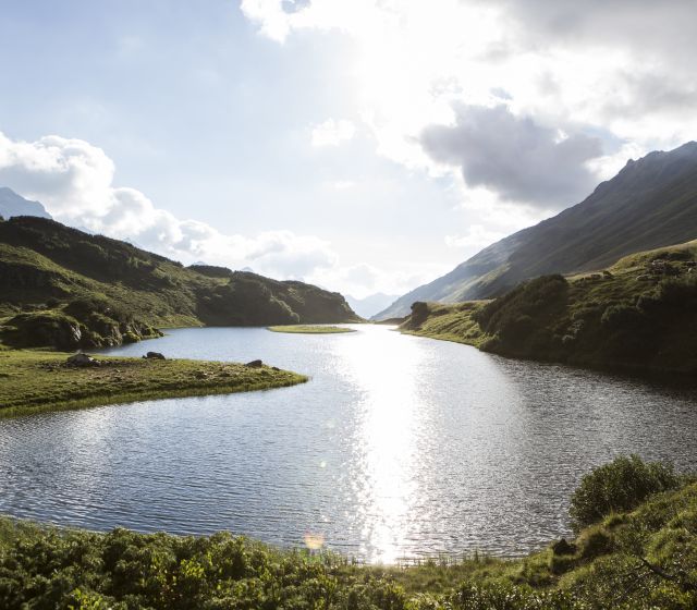 Podczas swoich wakacji wybierz się na wycieczkę nad jezioro Langsee w Silbertal. Nad jeziorem Langsee, w głębi Silbertal, świat wciąż jest w porządku. Tutaj można się naprawdę zrelaksować.