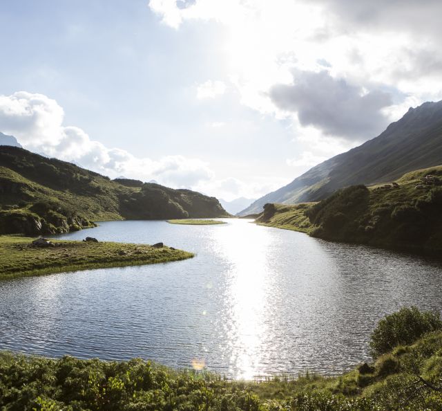 Take a tour to Lake Langsee in Silbertal during your vacation. At Lake Langsee in the rear of Silbertal, the world is still in order. Here you can truly unwind.