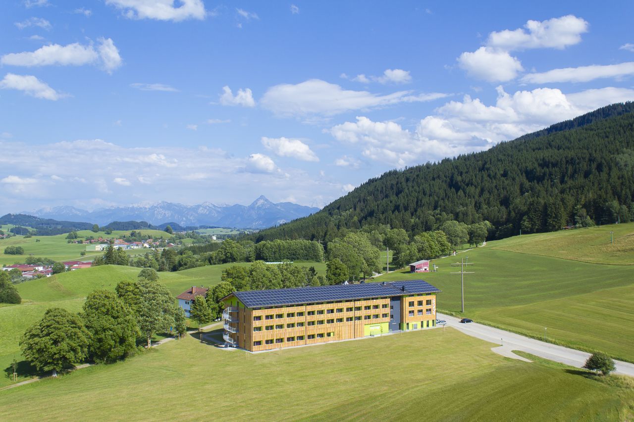 Allgäuer Alpenpanorama im Explorer Hotel Neuschwanstein Genieße das Alpenpanorama rund um das Explorer Hotel Neuschwanstein. Direkt an der Alpspitzbahn in Nesselwang gelegen ist es ideal, um eine Wander- oder Biketour zu starten.