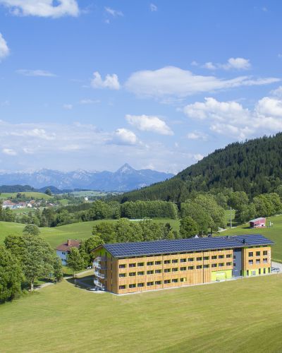 Allgäu alpesi panoráma az Explorer Hotel Neuschwansteinben Élvezze az alpesi panorámát az Explorer Hotel Neuschwanstein körül. Közvetlenül az Alpspitzbahn felvonó mellett, Nesselwangban található, így tökéletes kiindulópont gyalogos vagy kerékpáros túrákhoz.