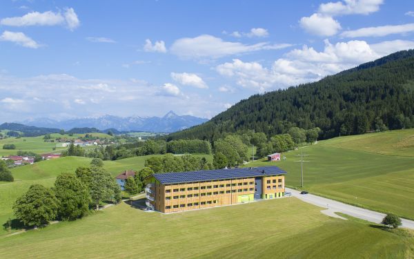Genieße das Alpenpanorama rund um das Explorer Hotel Neuschwanstein. Direkt an der Alpspitzbahn in Nesselwang gelegen ist es ideal, um eine Wander- oder Biketour zu starten.