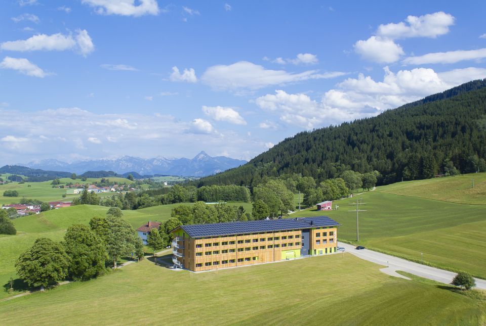 Godetevi il panorama alpino che circonda l'Explorer Hotel Neuschwanstein. Situato proprio accanto alla funivia Alpspitzbahn di Nesselwang, è il punto di partenza ideale per escursioni a piedi o in bicicletta.