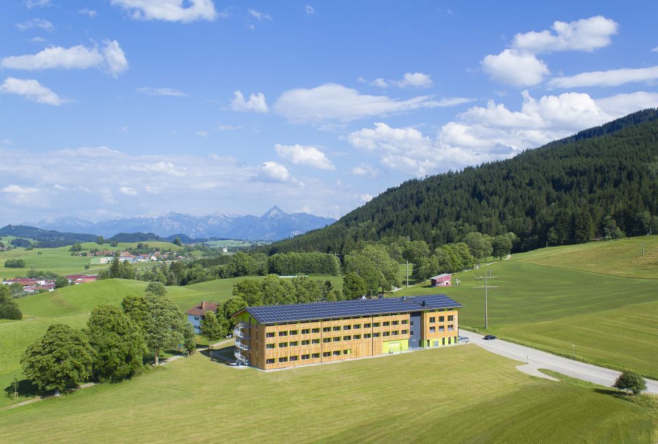 Užijte si alpské panorama v okolí hotelu Explorer Hotel Neuschwanstein. Nachází se přímo vedle lanovky Alpspitzbahn v Nesselwangu a je ideálním výchozím bodem pro pěší turistiku nebo cyklistiku.