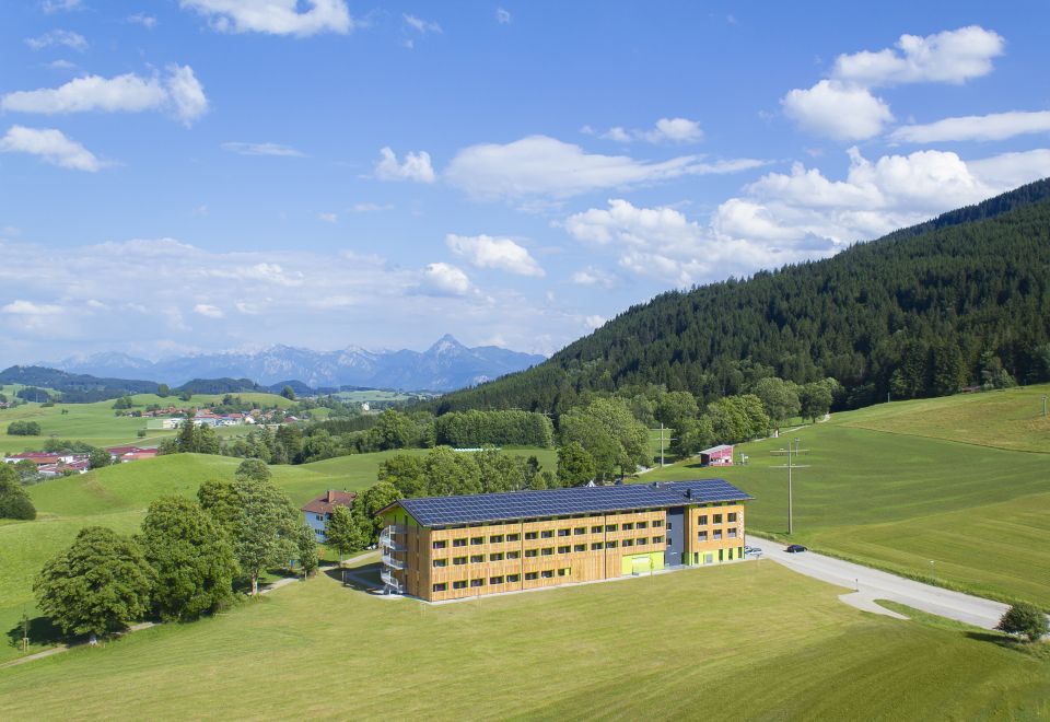 Geniet van het Alpenpanorama rondom Explorer Hotel Neuschwanstein. Direct naast de Alpspitzbahn in Nesselwang gelegen, is het het perfecte startpunt voor een wandel- of fietstocht.