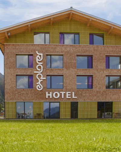 Perfekt für Deinen Aktivurlaub: In Gaschurn im Montafon, mitten in den Alpen gelegen, ist das Explorer Hotel Deine Location, um aktiv in die Berge zu starten.