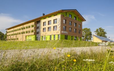 Die Alpspitze direkt vor der Hoteltür, der größte Nordic-Walking Park Bayerns und der Snowpark Red Bull The Station sind nur einige der Highlights ganz in der Nähe des Explorer Hotel Neuschwanstein.
