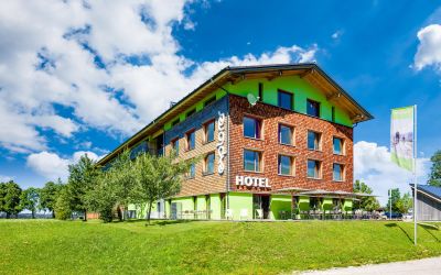 La montagna Alpspitze proprio fuori dalla porta dell'hotel, il più grande parco di nordic walking della Baviera e lo snowpark Red Bull The Station sono solo alcune delle attrazioni nei pressi dell'Explorer Hotel Neuschwanstein.