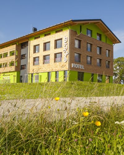 Die Alpspitze direkt vor der Hoteltür, der größte Nordic-Walking Park Bayerns und der Snowpark Red Bull The Station sind nur einige der Highlights ganz in der Nähe des Explorer Hotel Neuschwanstein.