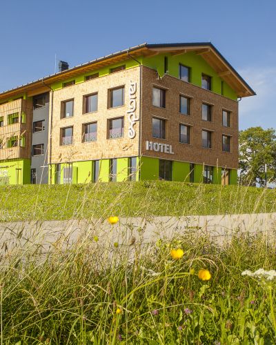 Die Alpspitze direkt vor der Hoteltür, der größte Nordic-Walking Park Bayerns und der Snowpark Red Bull The Station sind nur einige der Highlights ganz in der Nähe des Explorer Hotel Neuschwanstein.