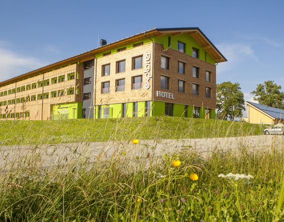 Die Alpspitze direkt vor der Hoteltür, der größte Nordic-Walking Park Bayerns und der Snowpark Red Bull The Station sind nur einige der Highlights ganz in der Nähe des Explorer Hotel Neuschwanstein.