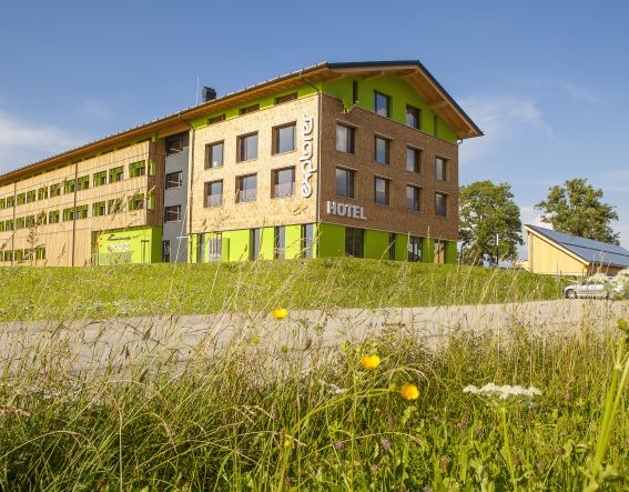 Die Alpspitze direkt vor der Hoteltür, der größte Nordic-Walking Park Bayerns und der Snowpark Red Bull The Station sind nur einige der Highlights ganz in der Nähe des Explorer Hotel Neuschwanstein.