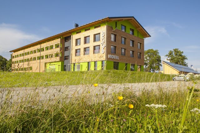 Die Alpspitze direkt vor der Hoteltür, der größte Nordic-Walking Park Bayerns und der Snowpark Red Bull The Station sind nur einige der Highlights ganz in der Nähe des Explorer Hotel Neuschwanstein.