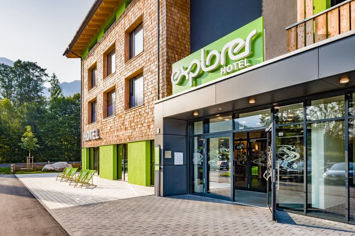 Hotel Explorer Berchtesgaden położony jest zaledwie kilka minut jazdy od Parku Narodowego Berchtesgaden i Salzburga, dzięki czemu stanowi idealną bazę wypadową dla osób planujących aktywny wypoczynek w regionie Berchtesgadener Land.