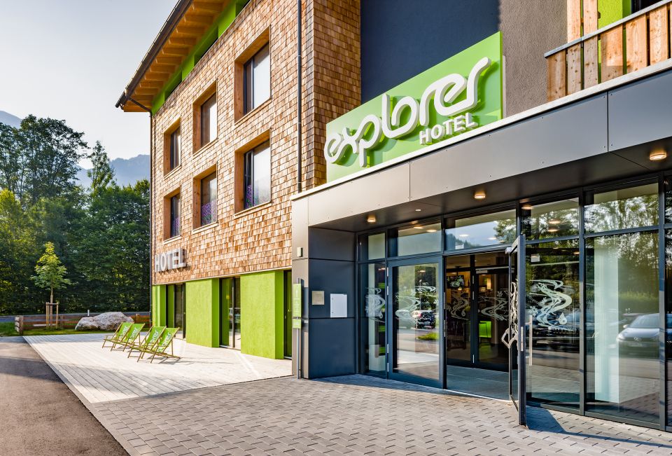 Az Explorer Hotel Berchtesgaden mindössze néhány percnyi autóútra található a Berchtesgaden Nemzeti Parktól és Salzburgtól, így ideális kiindulópont egy aktív nyaraláshoz a Berchtesgadener Land régióban.