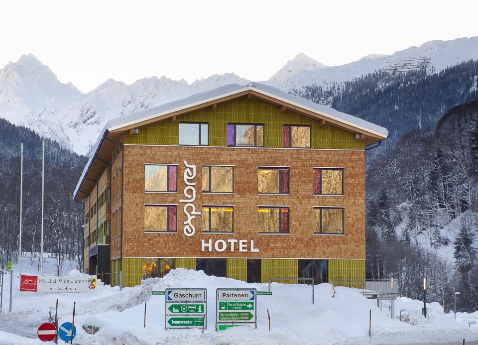 An ideal starting point for your day of skiing in the mountains, with a fantastic mountain panorama all around: your Explorer Ski Hotel in Montafon is so beautifully situated.