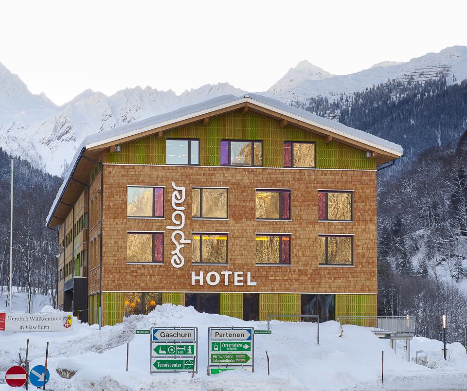 Idealny punkt wyjścia na całodniową wyprawę na narty w góry, z fantastyczną panoramą górską dookoła: Explorer Ski Hotel w Montafon jest tak pięknie położony.