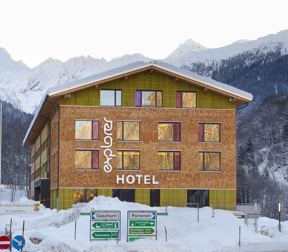 Explorer Hotel Montafon Ski- & Winterurlaub in Gaschurn Idealer Ausgangspunkt für Deinen Skitag in den Bergen und dazu auch noch rundum tolles Bergpanorama: so traumhaft liegt Dein Explorer Skihotel im Montafon.