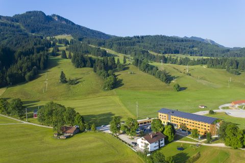 Tudta, hogy a Nesselwangban található Explorer Hotel Neuschwanstein közvetlenül az Alpspitze mellett található? Csak lépjen ki a szálloda ajtaján, és máris a családbarát Alpspitzbahn sí- és túraterület szívében találja magát.