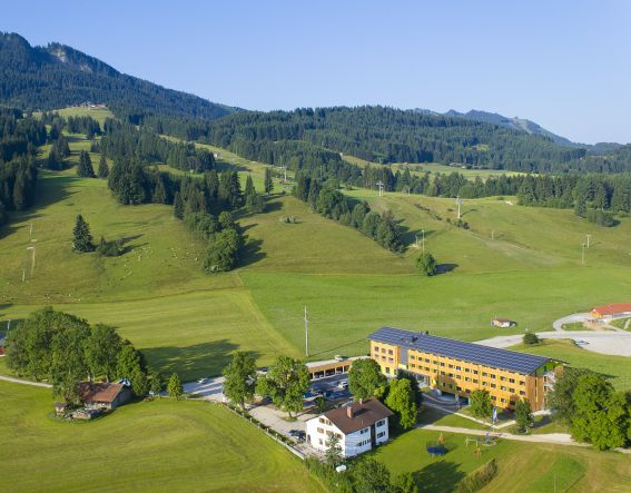 Věděli jste, že Explorer Hotel Neuschwanstein v Nesselwangu se nachází přímo u Alpspitze? Stačí vyjít z hotelu a ocitnete se v srdci rodinného lyžařského a turistického střediska Alpspitzbahn.