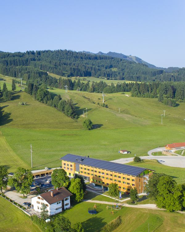 Sapevate che l'Explorer Hotel Neuschwanstein di Nesselwang si trova proprio sull'Alpspitze? Basta uscire dall'hotel e vi troverete nel cuore del comprensorio sciistico ed escursionistico Alpspitzbahn, ideale per le famiglie.