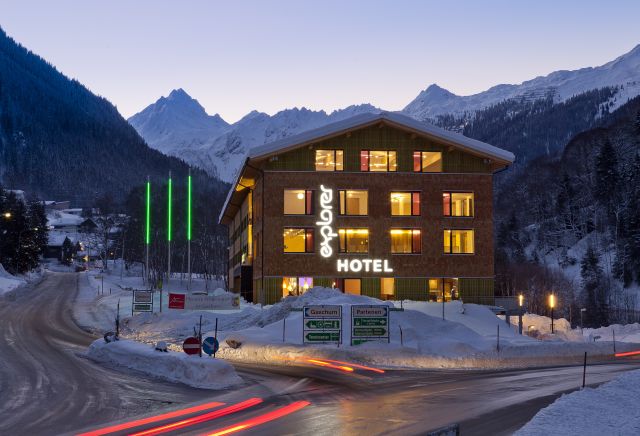 Gelegen in het hart van de Alpen, is het Explorer Hotel Montafon ideaal voor uw wintervakantie. U verblijft hier in trendy designkamers met volop ruimte om te ontspannen.