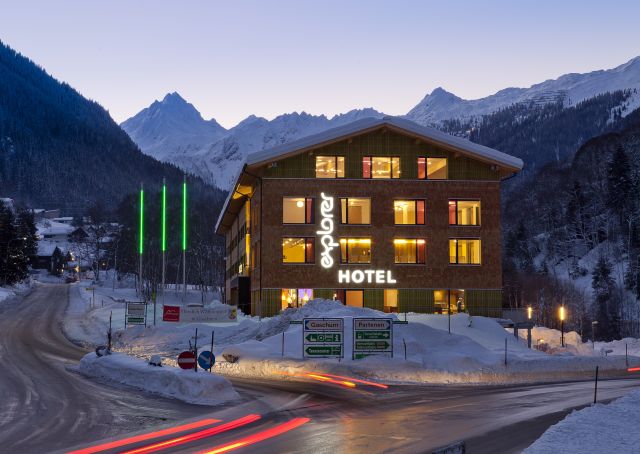Położony w sercu Alp, Explorer Hotel Montafon to idealne miejsce na zimowy urlop. Czekają tu na Ciebie stylowe, designerskie pokoje z dużą ilością miejsca do relaksu.