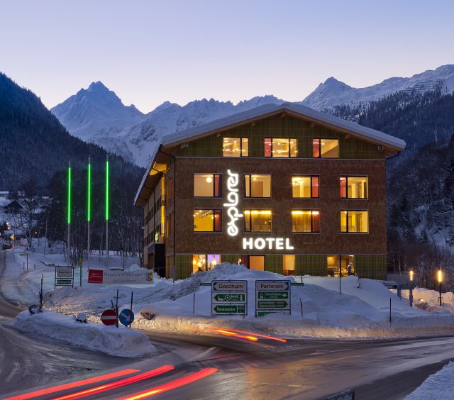 Az Alpok szívében található Explorer Hotel Montafon ideális téli vakációhoz. Itt trendi, dizájner szobákban szállhat meg, ahol rengeteg hely áll rendelkezésre a kikapcsolódásra.