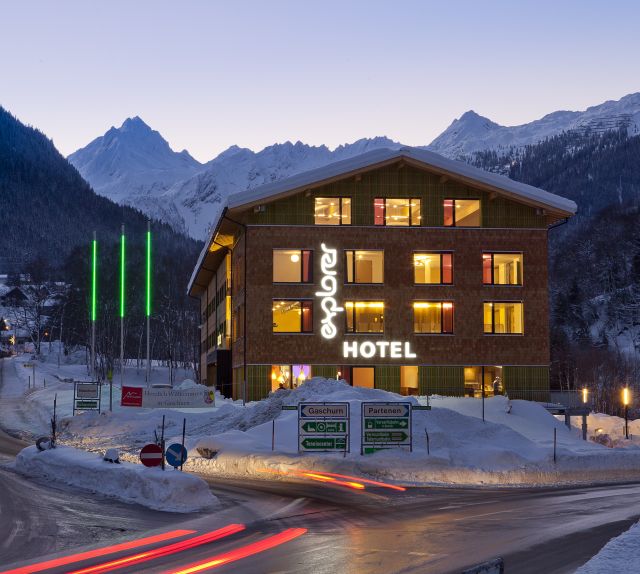Położony w sercu Alp, Explorer Hotel Montafon to idealne miejsce na zimowy urlop. Czekają tu na Ciebie stylowe, designerskie pokoje z dużą ilością miejsca do relaksu.