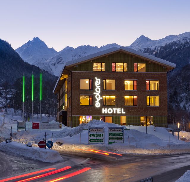 Vacanza sulla neve all'Explorer Sporthotel Montafon nel Vorarlberg Situato nel cuore delle Alpi, l'Explorer Hotel Montafon è il luogo ideale per le vostre vacanze invernali. Qui soggiornerete in camere di design alla moda, con tanto spazio per rilassarvi.