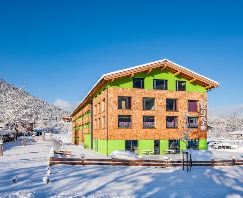 Téli nyaralása Berchtesgadener Landben: Az Explorer Hotel Berchtesgaden sítesztközponttal rendelkezik, ahol a legújabb felszerelések bérelhetők és tanfolyamok foglalhatók.