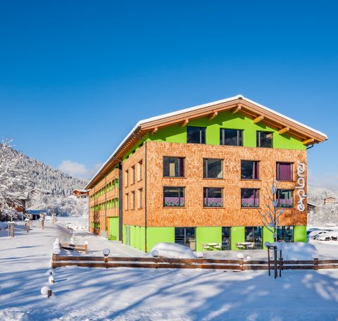 Your winter holiday in Berchtesgadener Land: The Explorer Hotel Berchtesgaden has a ski test center with rental of the latest equipment and booking of courses.