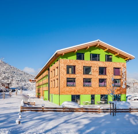 Uw wintervakantie in Berchtesgadener Land: Het Explorer Hotel Berchtesgaden beschikt over een skitestcentrum met verhuur van de nieuwste uitrusting en boeking van cursussen.