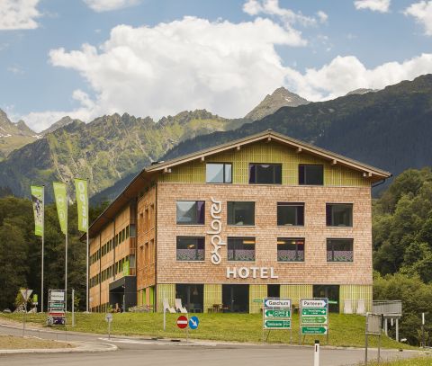 Discover the summer highlights at the Explorer Hotel Montafon! Here you'll find yourself in a hiking paradise with 500 km of signposted trails at various altitudes.