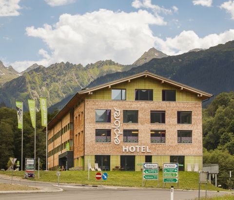 Découvrez les incontournables de l'été à l'Explorer Hotel Montafon ! Ici, vous êtes au paradis des randonneurs avec 500 km de sentiers balisés à différentes altitudes.