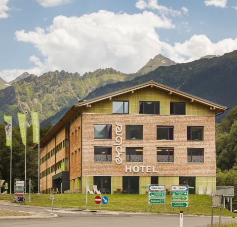 Ontdek de zomerse hoogtepunten van Explorer Hotel Montafon! Hier bevindt u zich in een wandelparadijs met 500 km aan bewegwijzerde wandelpaden op verschillende hoogtes.
