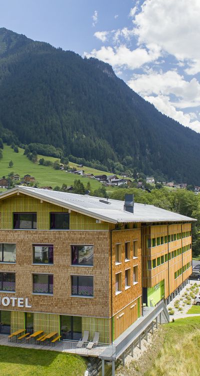 Mitten in den Alpen gelegen verspricht das Explorer Hotel Montafon Urlaubsfeeling für Entdecker. Erlebe Fun & Action direkt vor der Hoteltür im Freizeit- und Erlebnispark Mountain Beach.