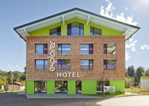 Explorer Hotel Oberstdorf je vaším moderním výchozím bodem pro aktivní horské dobrodružství. Přenocujte v moderních, designových pokojích již od 39,80 € na osobu.