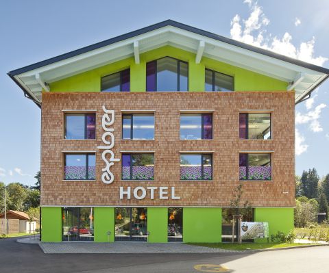 Das Explorer Hotel Oberstdorf ist Dein trendiges Basislager, um aktiv in die Berge zu starten. Hier übernachtest Du in modernen Design-Zimmern schon ab € 39,80 pro Person.