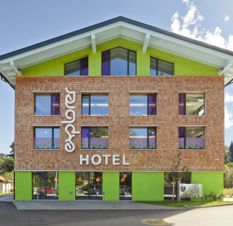 L'Explorer Hotel Oberstdorf è il vostro campo base alla moda per un'avventura attiva in montagna. Pernottate in camere moderne e di design a partire da soli 39,80 € a persona.