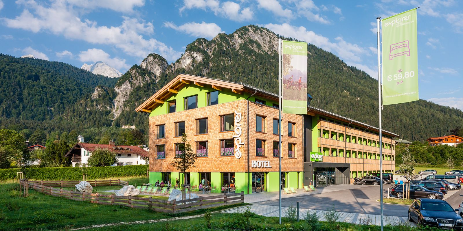 Über 100 km Wanderwege, eine Bootsfahrt auf dem Königssee oder Sightseeing in Salzburg - die Gegend rund um das Explorer Hotel Berchtesgaden in Schönau am Königssee hat so einiges zu bieten.