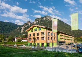 Über 100 km Wanderwege, eine Bootsfahrt auf dem Königssee oder Sightseeing in Salzburg - die Gegend rund um das Explorer Hotel Berchtesgaden in Schönau am Königssee hat so einiges zu bieten.