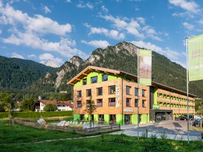 Über 100 km Wanderwege, eine Bootsfahrt auf dem Königssee oder Sightseeing in Salzburg - die Gegend rund um das Explorer Hotel Berchtesgaden in Schönau am Königssee hat so einiges zu bieten.