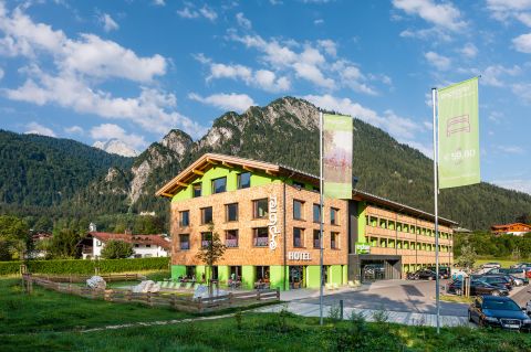 Über 100 km Wanderwege, eine Bootsfahrt auf dem Königssee oder Sightseeing in Salzburg - die Gegend rund um das Explorer Hotel Berchtesgaden in Schönau am Königssee hat so einiges zu bieten.