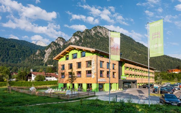 Über 100 km Wanderwege, eine Bootsfahrt auf dem Königssee oder Sightseeing in Salzburg - die Gegend rund um das Explorer Hotel Berchtesgaden in Schönau am Königssee hat so einiges zu bieten.