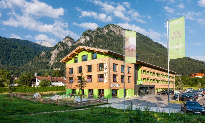 Über 100 km Wanderwege, eine Bootsfahrt auf dem Königssee oder Sightseeing in Salzburg - die Gegend rund um das Explorer Hotel Berchtesgaden in Schönau am Königssee hat so einiges zu bieten.