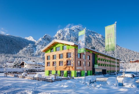 Een dromerig winterdecor omringt het Explorer Sporthotel in Schönau, vlakbij Berchtesgaden. Gelegen in het hart van de Alpen, is het Explorer Hotel de perfecte locatie voor een actieve start van uw bergavontuur.
