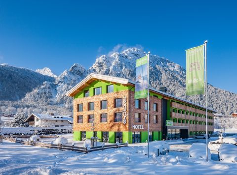 Traumhafte Winterkulisse rund um das Explorer Sporthotel in Schönau bei Berchtesgaden. Mitten in den Alpen gelegen ist das Explorer Hotel Deine Location, um aktiv in die Berge zu starten.