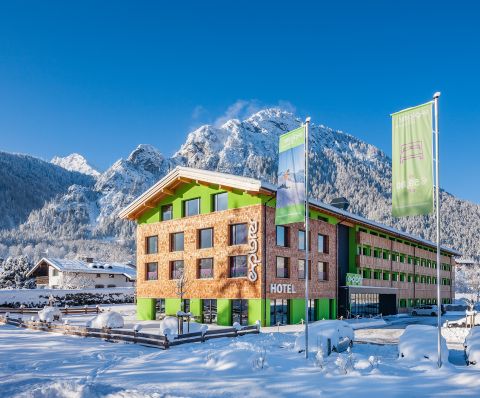 Uno scenario invernale da sogno circonda l'Explorer Sporthotel a Schönau, vicino a Berchtesgaden. Situato nel cuore delle Alpi, l'Explorer Hotel è il luogo ideale per iniziare la vostra avventura in montagna in modo attivo.